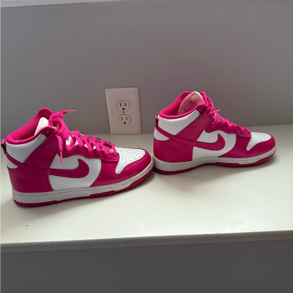 small dirt spot on tongue (shown in pic) - Picture 2 of 3